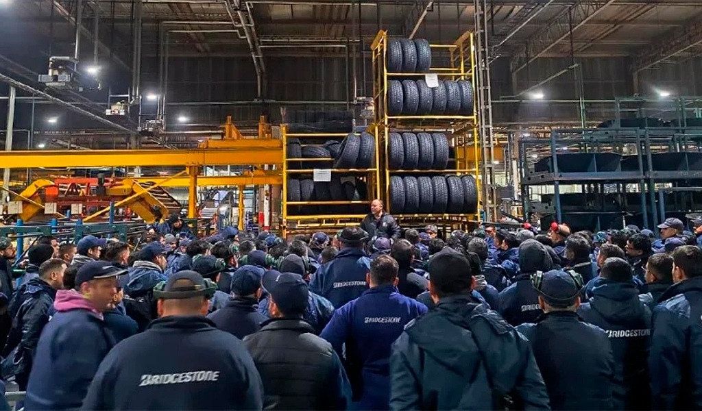 Desempleo: Crecen los despidos en la industria argentina por la caída de la demanda