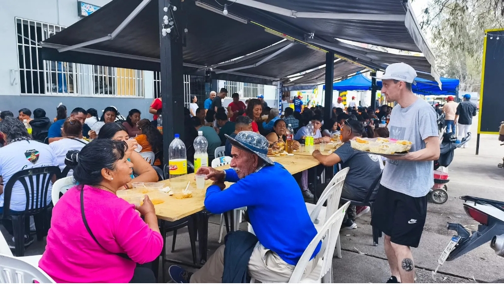 Hermoso gesto: El Mercado San Miguel recibió a más de 700 peregrinos con un almuerzo solidario
