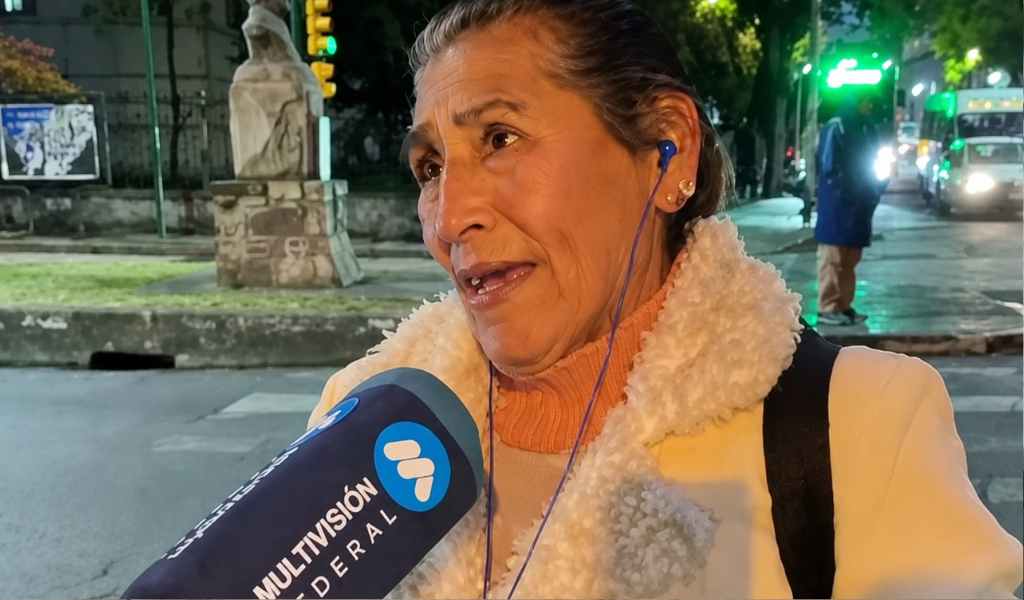 La cruda realidad de una jubilada salteña: Camina de madrugada para llegar a su trabajo porque no le alcanza para el boleto