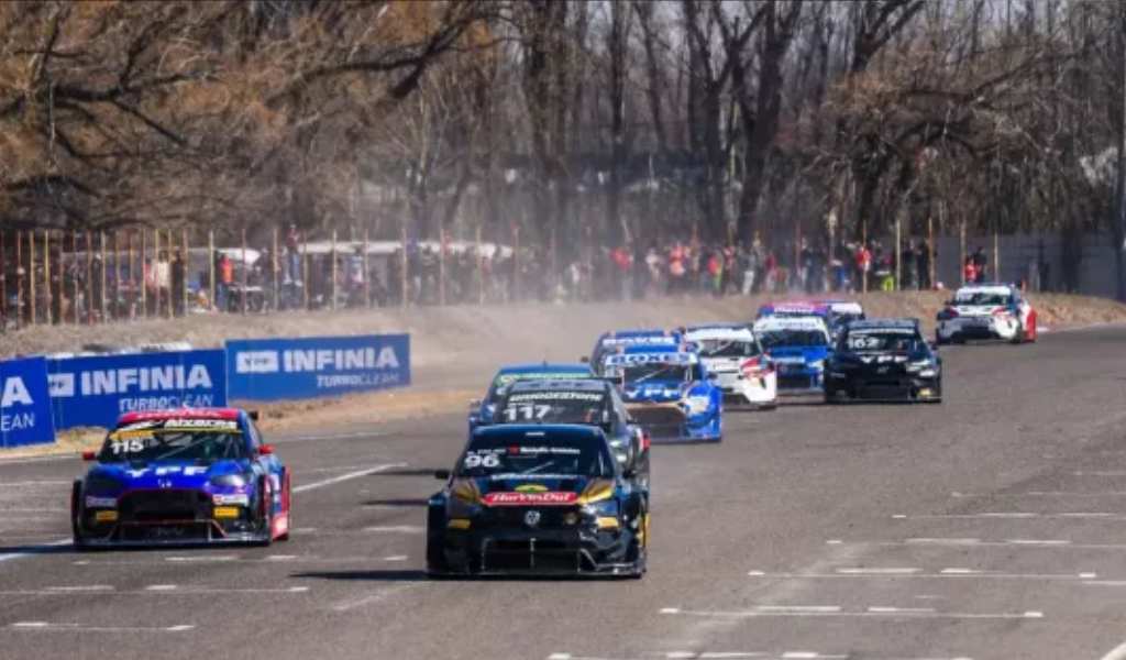 La carrera del TC2000 ya se palpita en Salta con una gran presentación de los autos en la plaza 9 de Julio