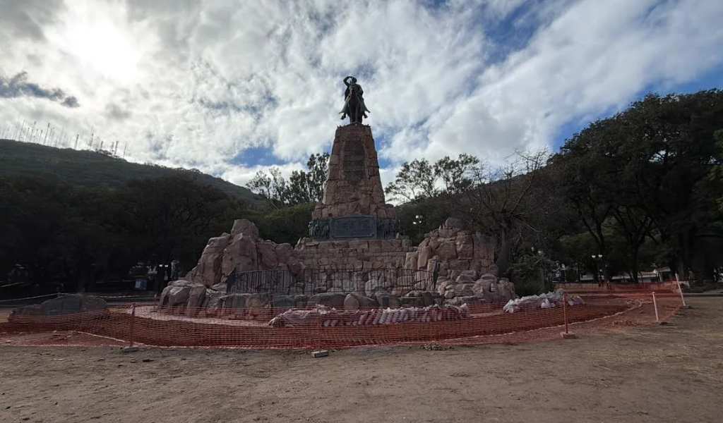 Renuevan el entorno del Monumento a Güemes para salteños y turistas: "A cuidarlo entre todos"