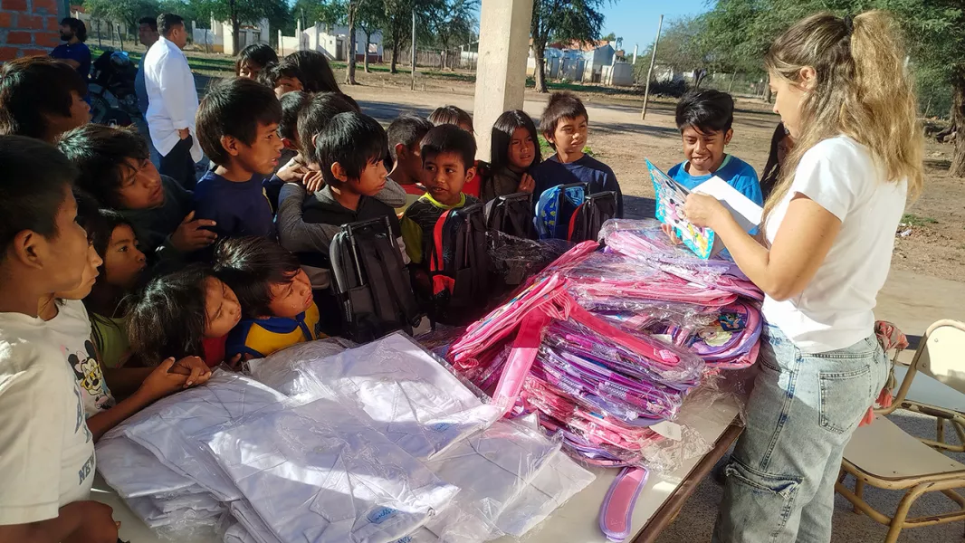 419 estudiantes de escuelas rurales en Santa Victoria Este recibieron útiles y delantales