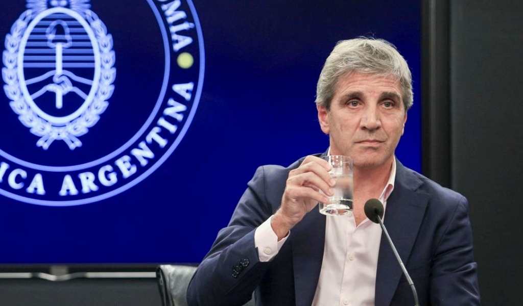 “No desarmaron ni un impuesto”: El sector textil criticó a Caputo por decir que no compra ropa en el país porque es un robo