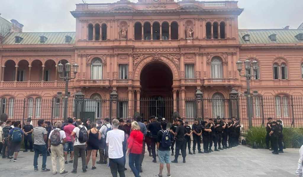Un suboficial de la Policía Federal se encadenó en la Casa Rosada para exigir mejoras salariales y denunciar corrupción