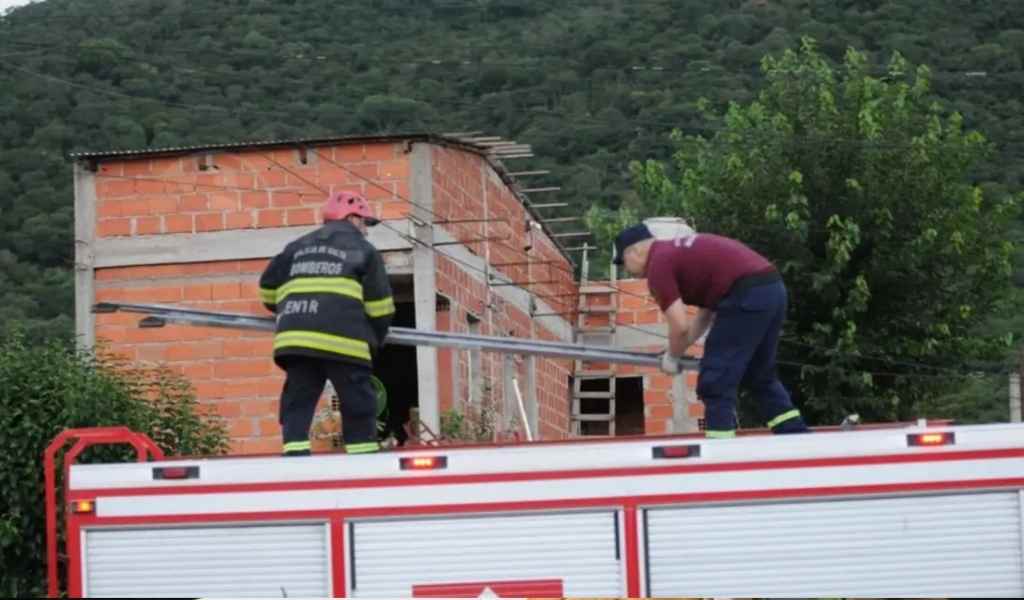 En barrio Castañares un hombre murió electrocutado  al manipular un cable sobre el techo de su vivienda