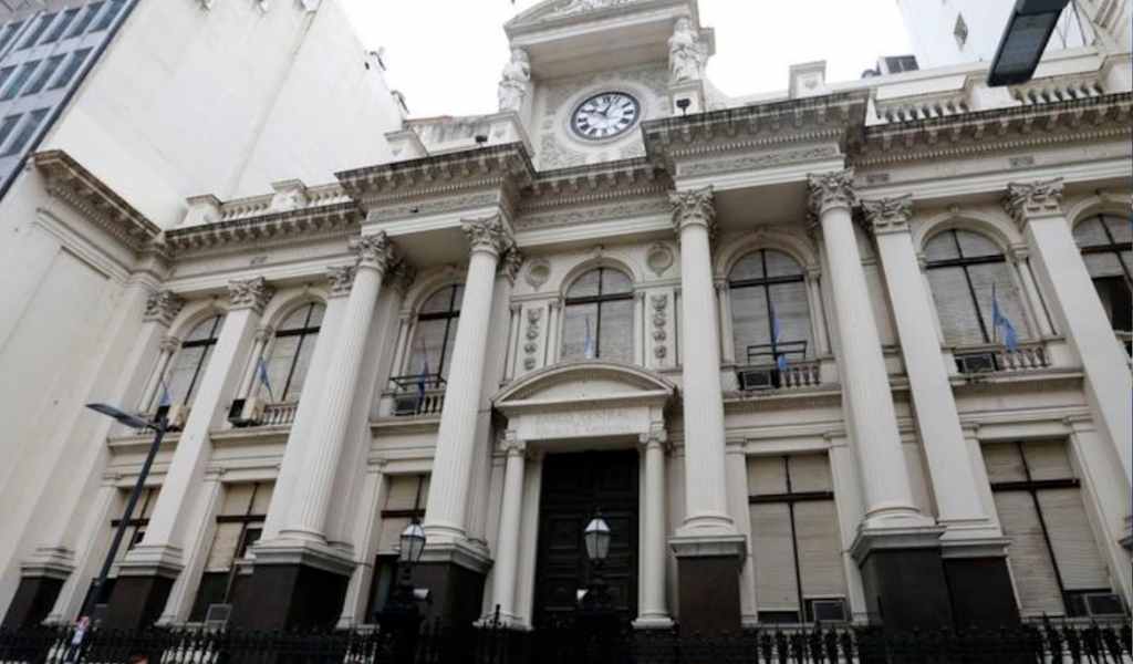 Los demandantes de YPF exigen la ubicación del oro argentino y hay pánico en el Banco Central