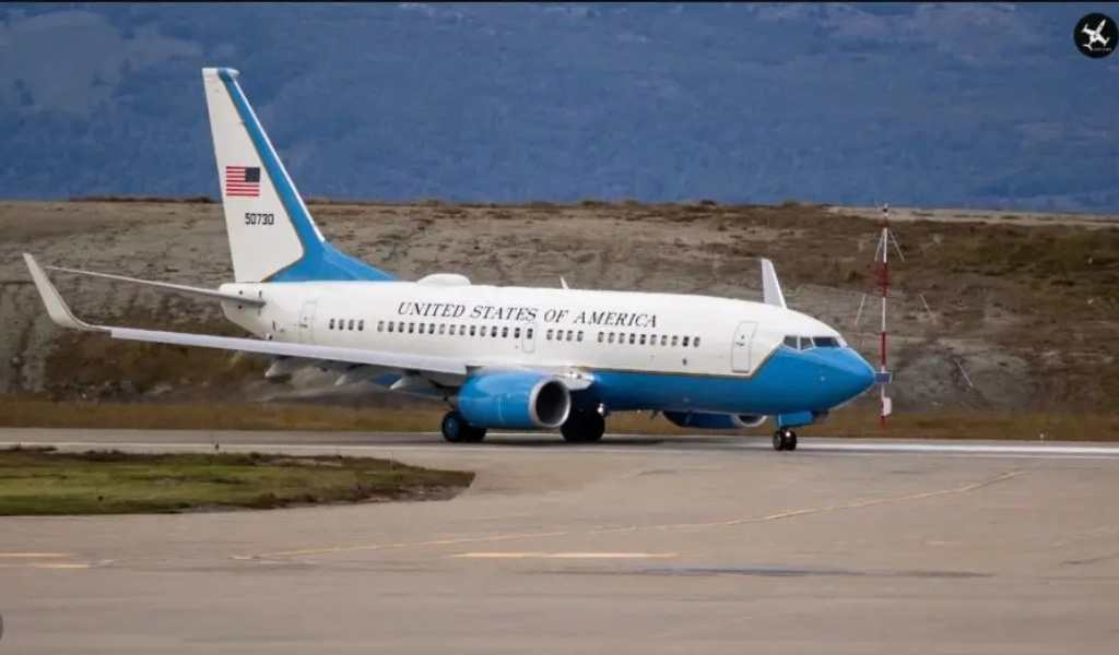 Legisladores de EE.UU. llegaron en un avión militar a Ushuaia con la mirada puesta en minerales críticos