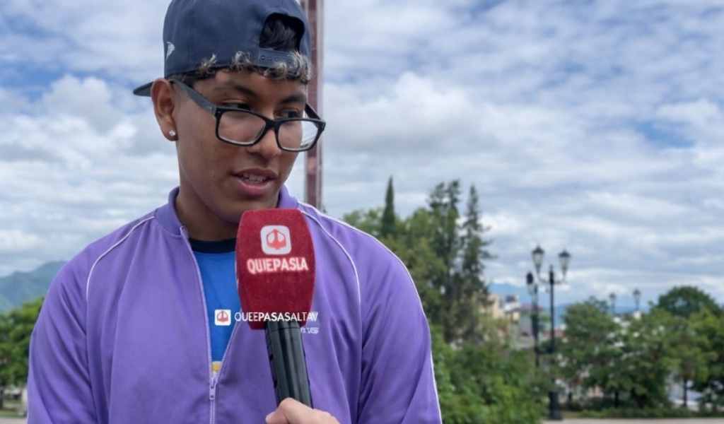 Agustín es salteño, tiene 14 años y recorre plazas cortando el pelo para ayudar en su casa: "Todo es para mi viejita, la que me crió"