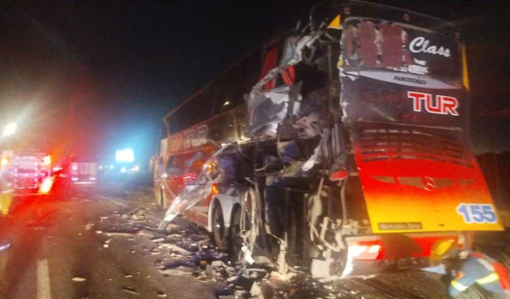 Impactante choque entre un micro que iba a Salta y un camión sobre la Ruta 9: Dos personas resultaron heridas