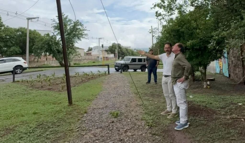 En pleno centro un motociclista atropelló a un inspector de tránsito y escapó del lugar. La policía logró detenerlo
