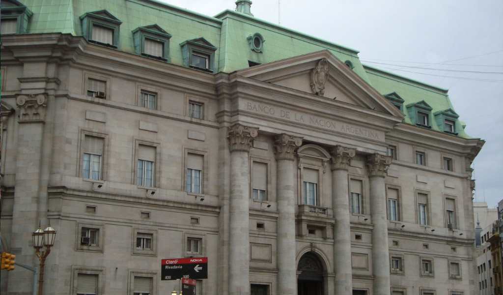 Luis Caputo instó a los ahorristas a confiar y depositar sus dólares en el Nación si en otros bancos ponen trabas