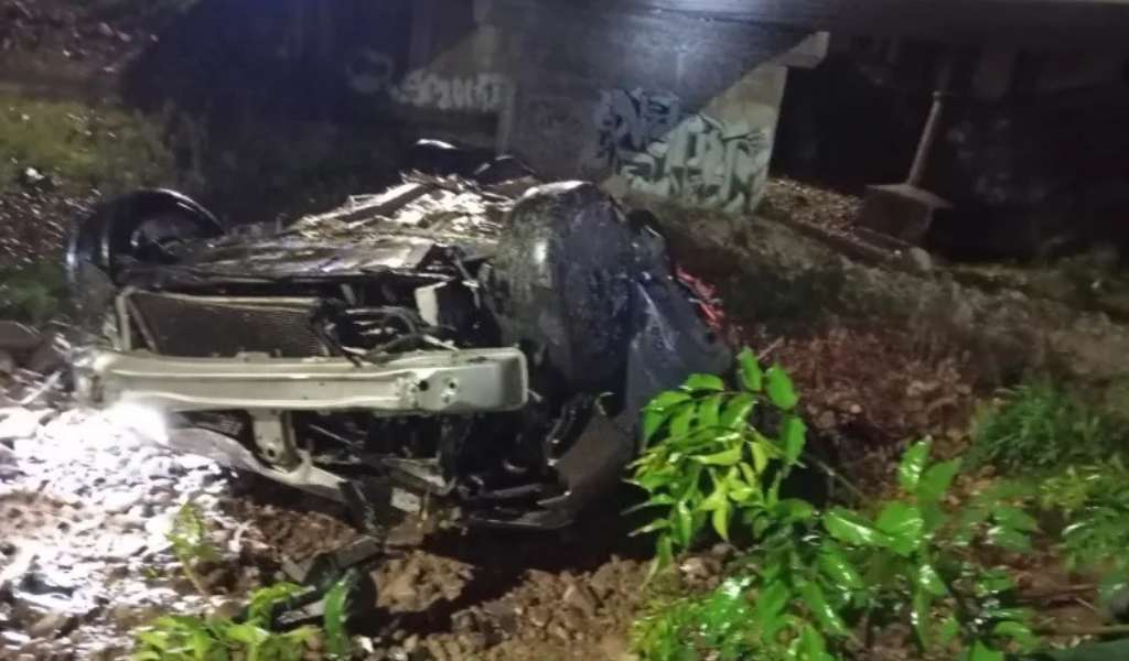 Las intensas lluvias en San Lorenzo provocaron que un conductor perdiera el control de su auto y cayera al río