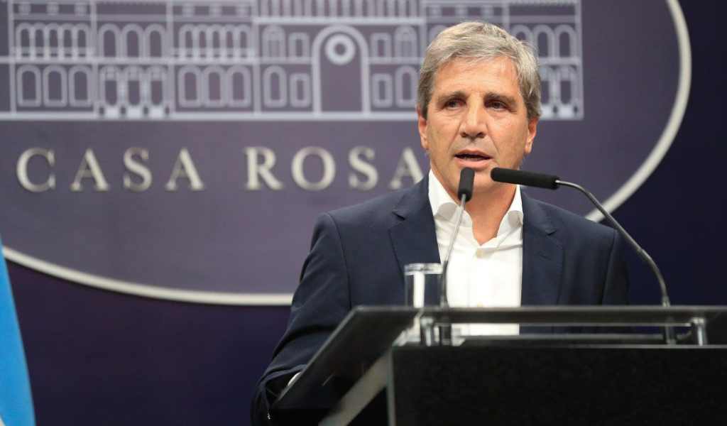 Caputo les reclamó a los bancos que acepten desde hoy los dólares del colchón y no pregunten tanto de donde vienen : “No rompan más”