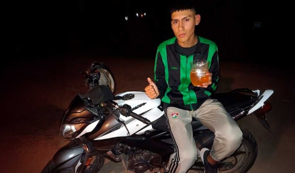Robó a punta de pistola una moto, chocó contra un poste y murió: su familia realiza una colecta para el entierro