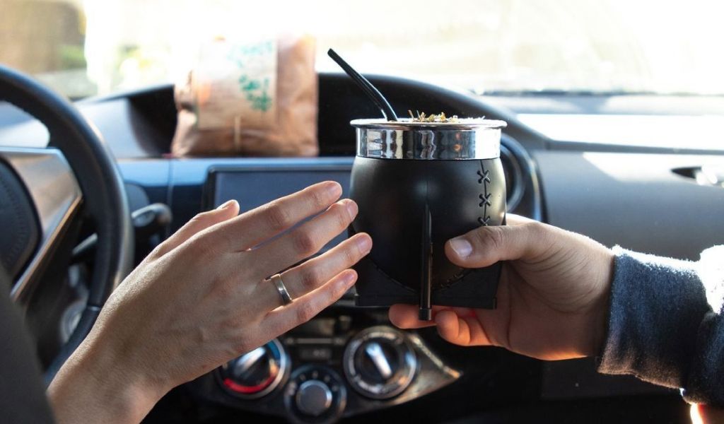 En Mendoza y Córdoba te multan si conducís tomando mate: "Es una falta grave"