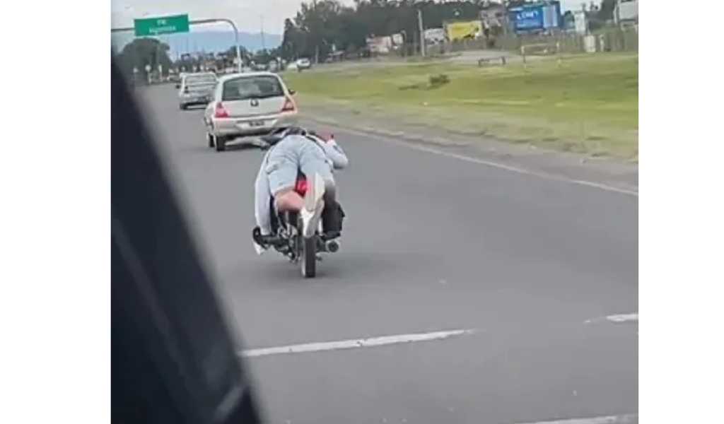 La Policía y Tránsito buscan identificar al joven que manejaba acostado sobre su moto en Avenida Bolivia