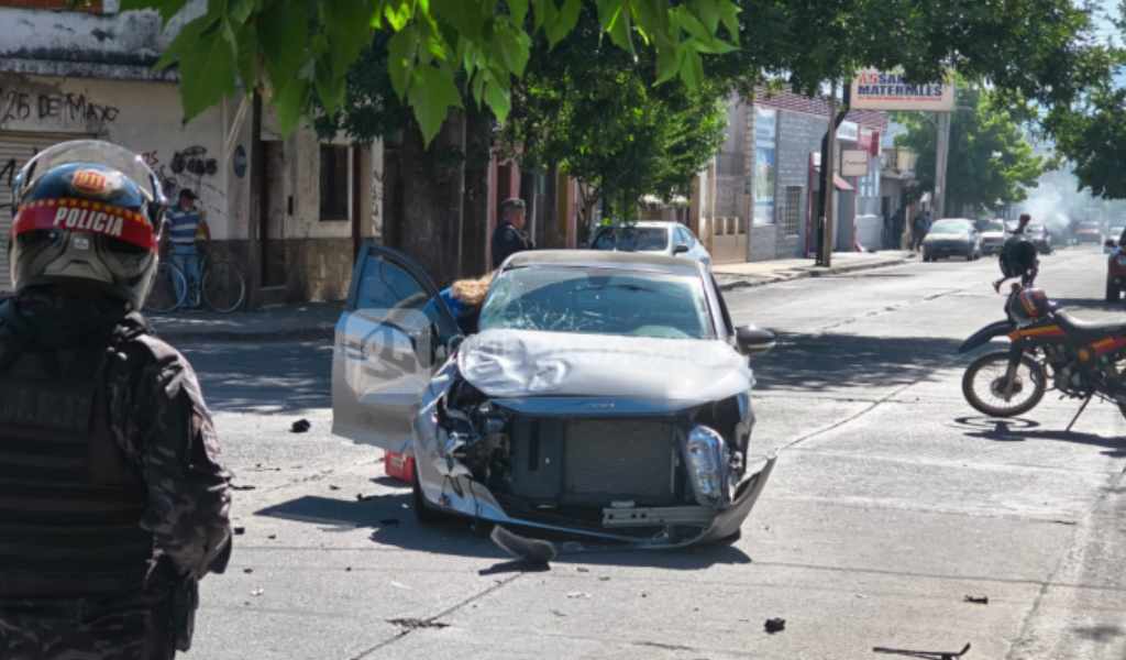 Otra vez un SAETA involucrado en un siniestro Vial: Un colectivo y un auto chocaron en el macrocentro salteño