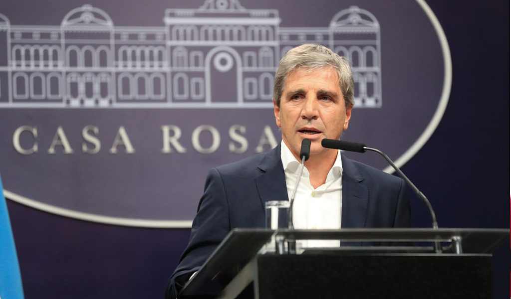 En la semana que anunció que iba a acumular reservas, Caputo quemó mas de USD 150 millones para contener el dólar