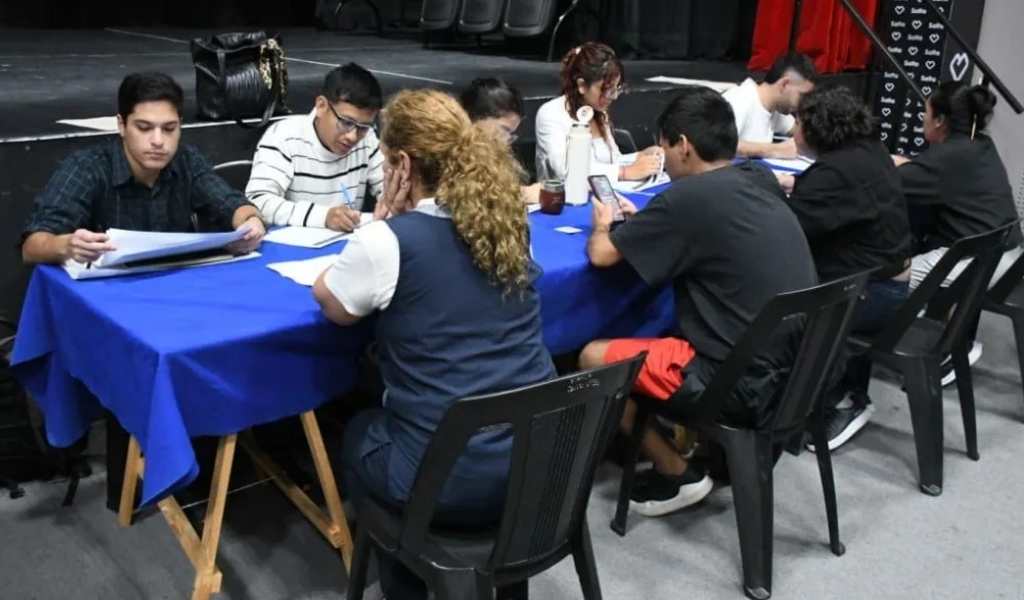 Salta y las ganas de superarse: Mas de 1000 vecinos respondieron a la convocatoria de la Municipalidad de Salta  para estudiar inglés