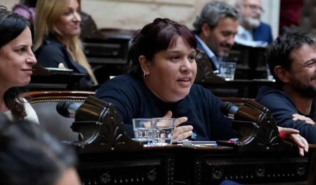 Natalia Zaracho a Manuel Adorni: "Hoy sí tiene cara de deslomado" , "¿qué se siente viajar en primera clase?