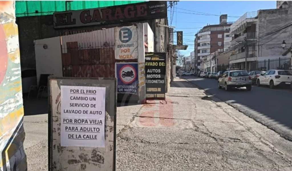 Un lavadero en pleno centro salteño limpia autos a cambio de ropa de invierno para personas en situación de calle