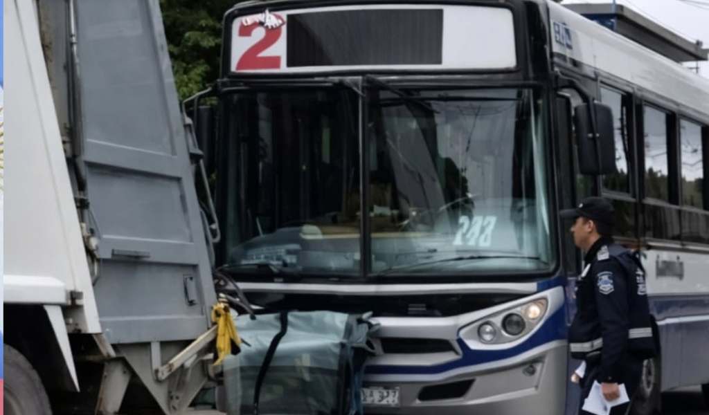 Terrible choque entre un colectivo de SAETA repleto de pasajeros y un camión recolector: Hubo heridos