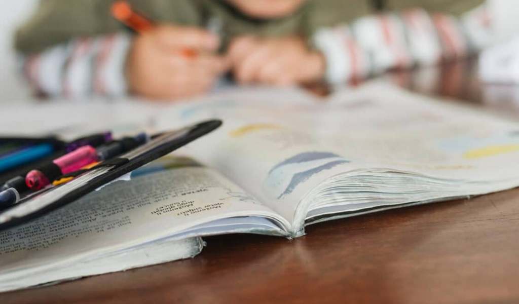 Suecia abandona las pantallas y vuelve a los libros de texto en las escuelas tras comprobar la caida del rendimiento académico de los estudiantes