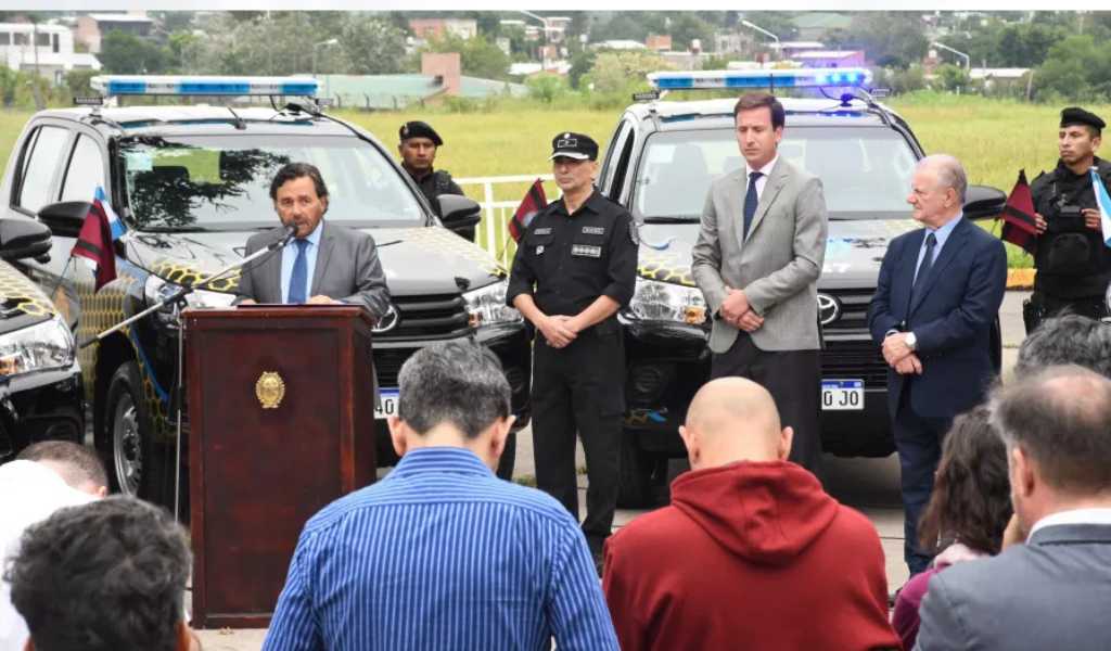 Sáenz entregó 13 nuevas camionetas a la Policía de Salta y destacó el trabajo que realiza con la Municipalidad de Salta por la seguridad de la Ciudad