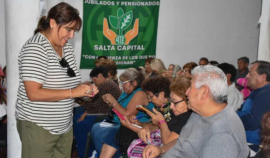 Nunca es tarde para aprender a usar el celular: vuelve ‘Mayores Conectados’ en la Ciudad de Salta