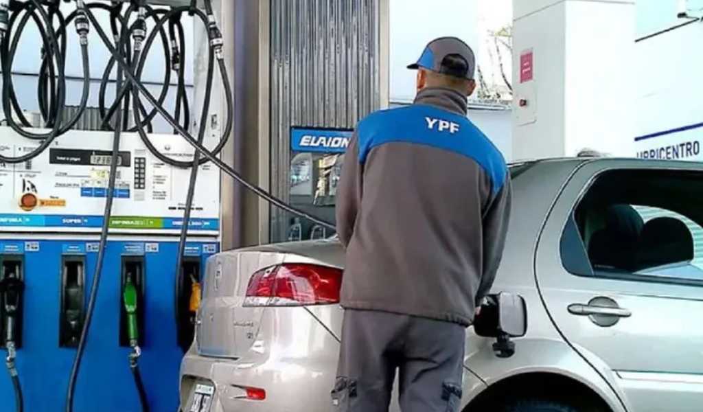 Por la guerra: YPF anunció que hará "microaumentos" para evitar un "cimbronazo" en los precios de los combustibles