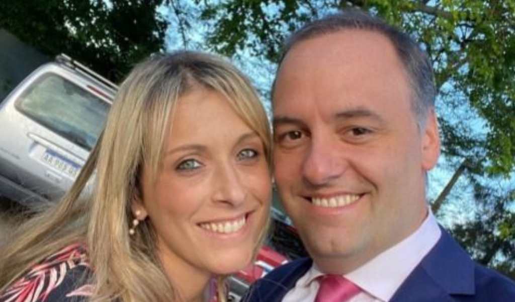 Denunciaron penalmente a Manuel Adorni por incluir a su esposa en la comitiva oficial que viajó a Nueva York