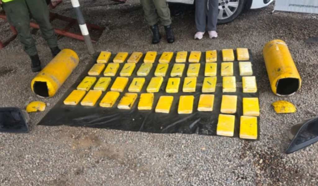 Detuvieron en Salta a una mujer que traficaba 44 kilos de cocaína ocultos en los tubos de GNC de una camioneta