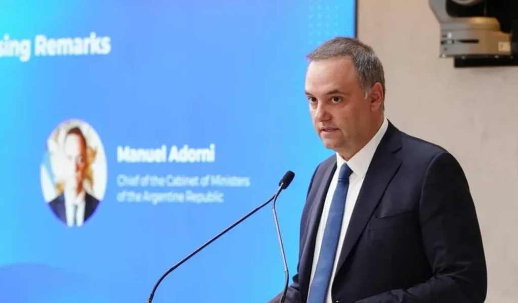 Adorni pidió disculpas y ahora reconoce que no se "deslomó" en Nueva York. La justicia comenzó a investigarlo