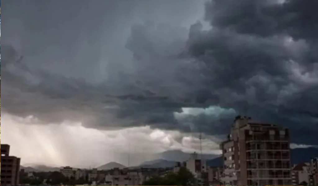 Rige alerta amarilla por tormentas fuertes en la capital salteña y en localidades del Valle de Lerma
