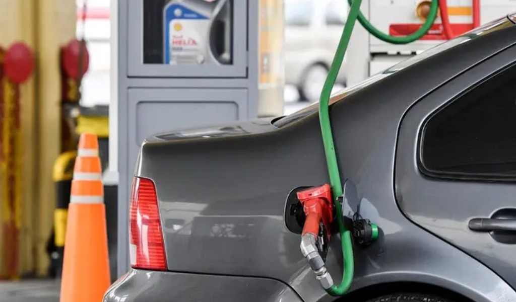 Por la guerra y los impuestos nacionales, el combustible subió entre 10% y 16%