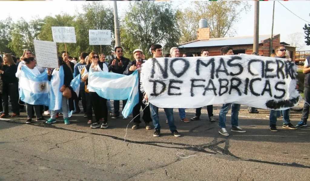 Mientras el Banco Mundial afirma que hoy la mayoría de los países apuesta a la industria, Milei la destruye