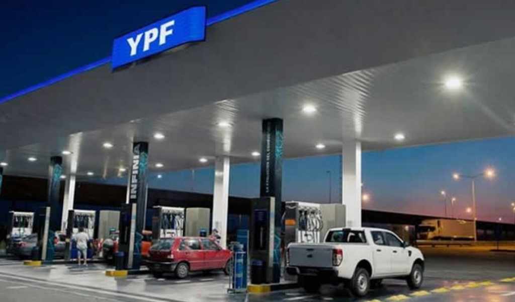 YPF admite impacto del alza del crudo: "Solo trasladamos un tercio" a los surtidores pero "seguirá subiendo"