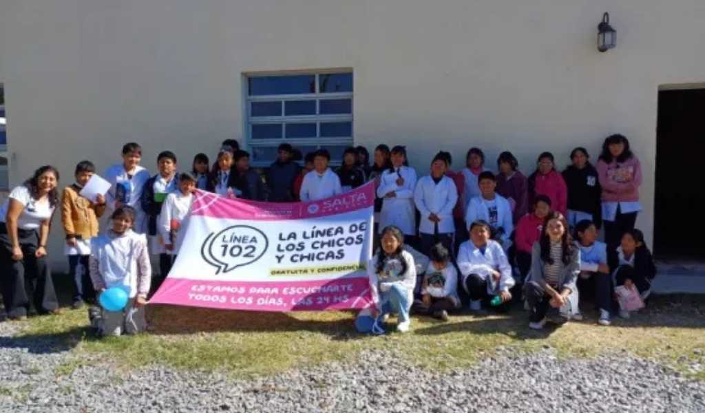 ¿Sabías que los chicos y jovenes siempre tienen un lugar donde ser escuchados? En una escuela al pie del Nevado de Cachi estudiantes conocieron la LÍNEA 102