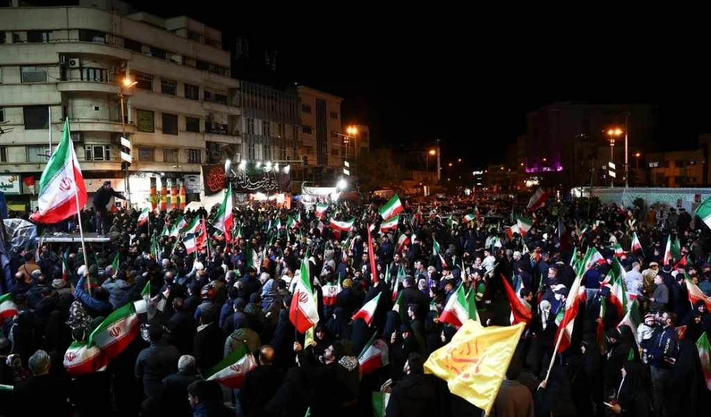 Irán celebró una "gran victoria" tras el alto al fuego con EEUU y avisó: "Tenemos la mano en el gatillo"