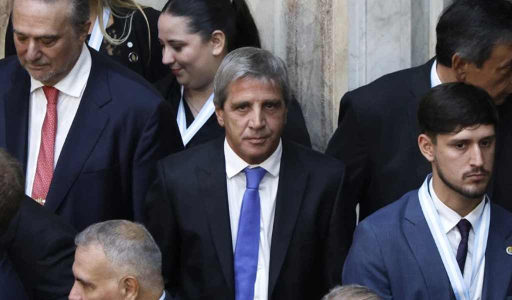 Toto Caputo se quedó con 1.165.491 millones que por ley estaban destinados a arreglar las rutas