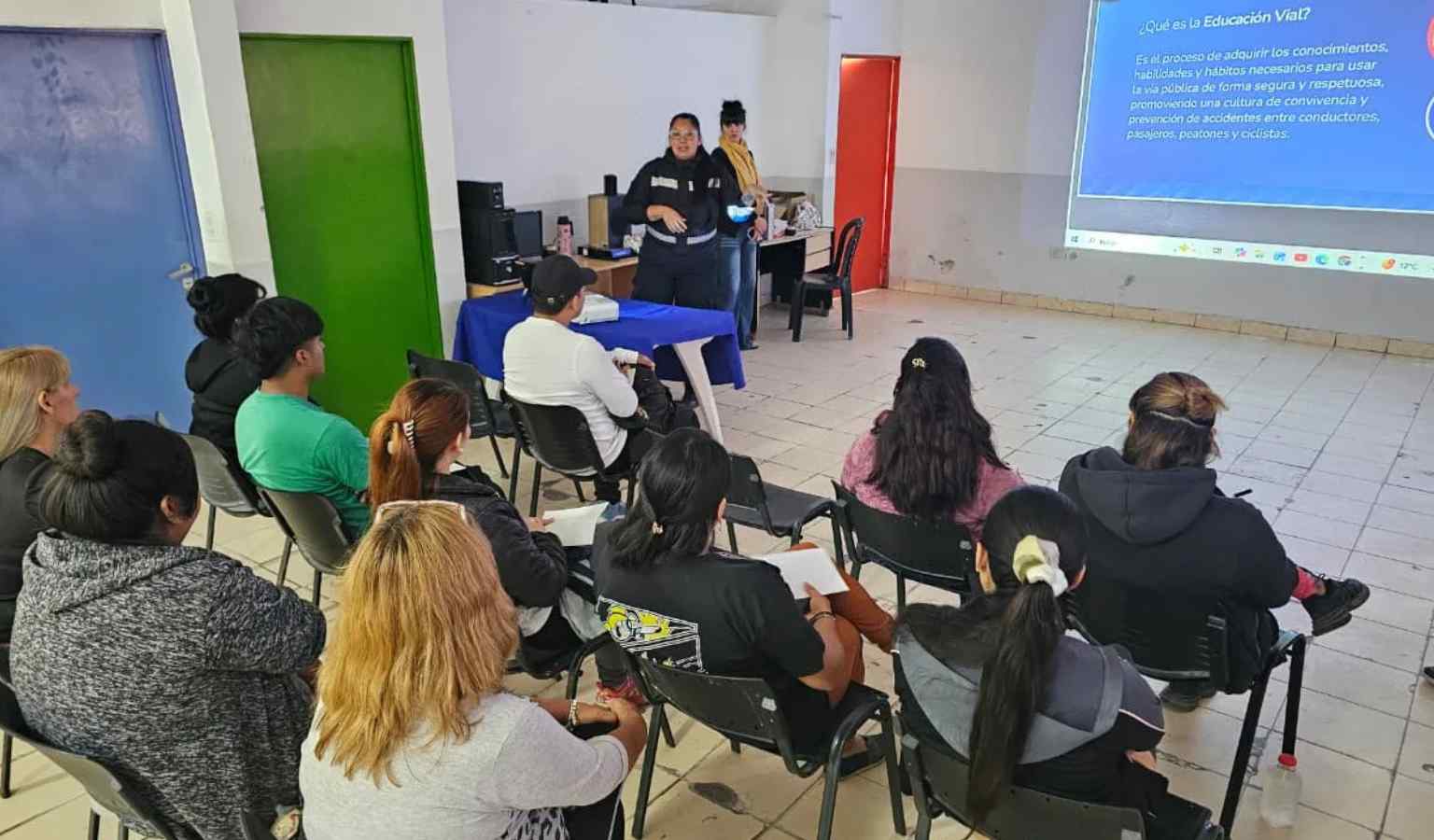 Vecinos se capacitan en conducción segura de motocicletas en el CIC Santa Cecilia