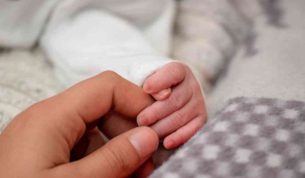 En Villa El Sol una joven salteña en situación de calle dio a luz en el baño de una vecina tras pedir ayuda