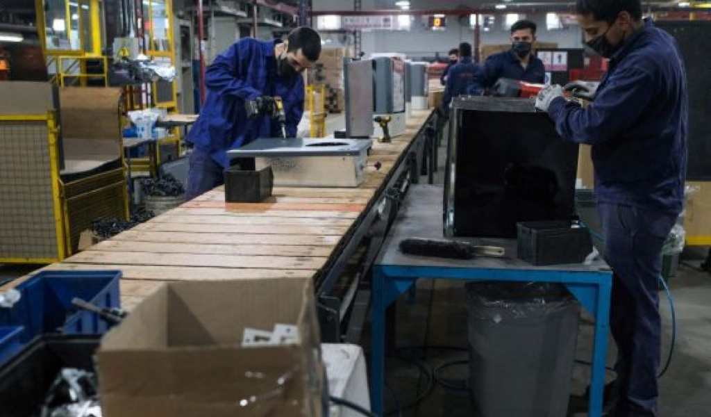 El mercado laboral se pulveriza: Se perdieron más de 124.700 puestos registrados en un año y crecen los monotributistas