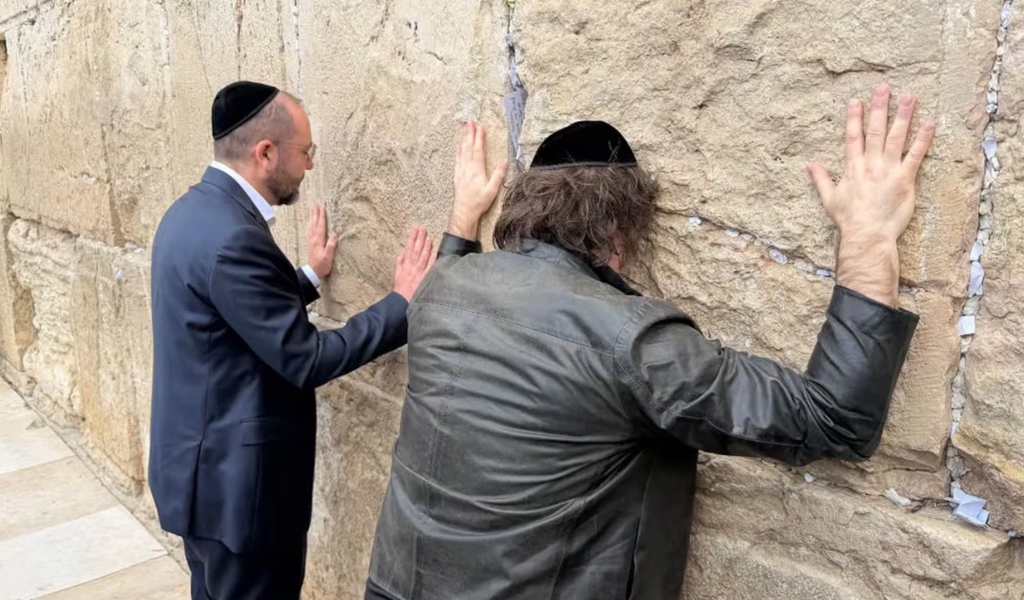 Javier Milei llegó a Israel y pasó por el Muro de los Lamentos