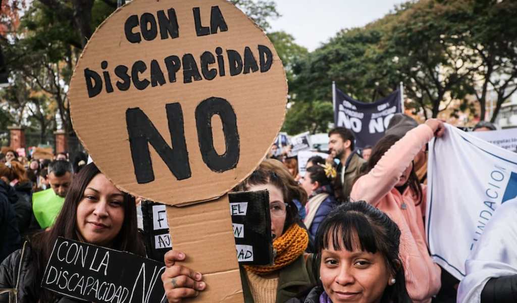 En todo el pais protestan contra el proyecto de Milei que recortaría pensiones por discapacidad