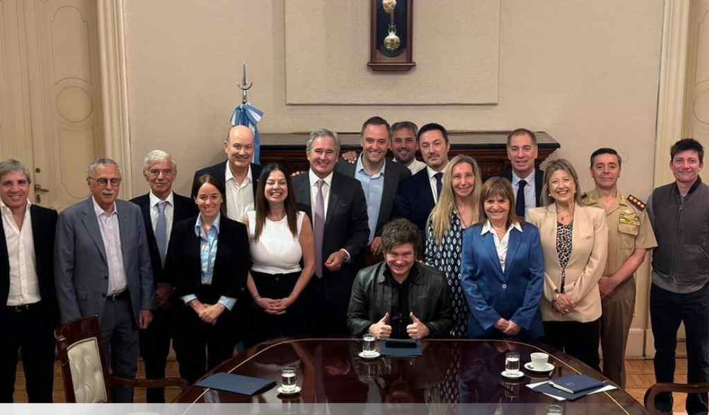 Manuel Adorni y el resto de los ministros duplicaron sus sueldos