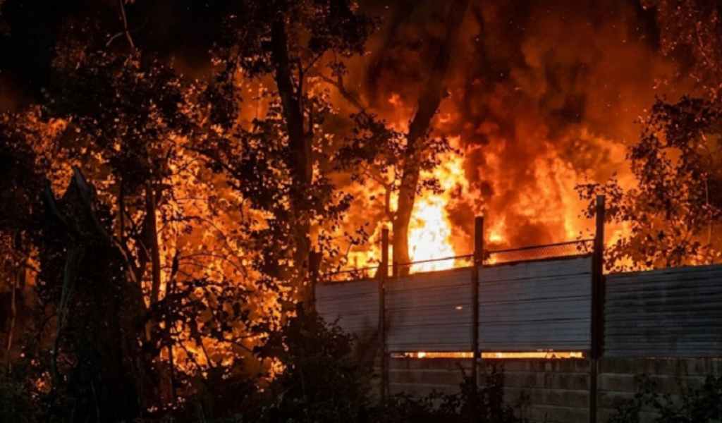En Atocha una vivienda precaria quedó destruida por un incendio y bomberos rescataron a dos gatos