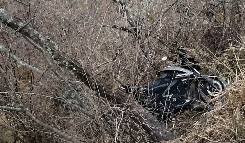 Por esquivar un automóvil un joven motociclista cayó por una ladera del cerro San Bernardo