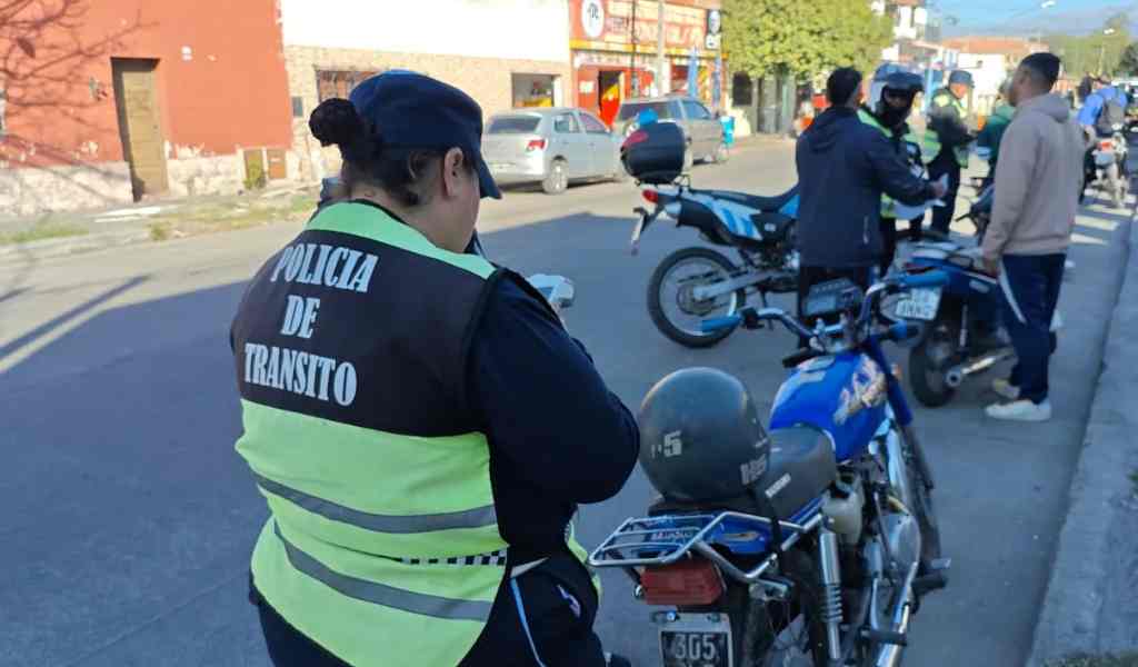 Controles de tránsito en la ciudad de Salta: Secuestran 19 motos por falta de casco tras fiscalizar 250 vehículos