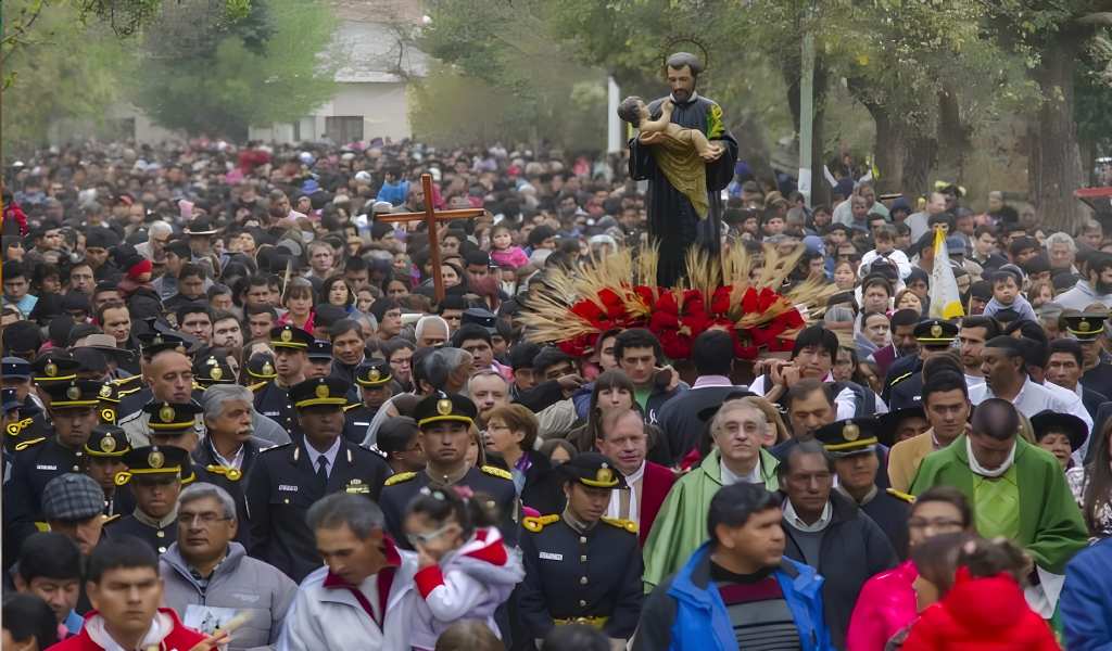Fe y devoción en Salta: Una multitud rindió homenajes a San Cayetano para pedir paz, pan y trabajo